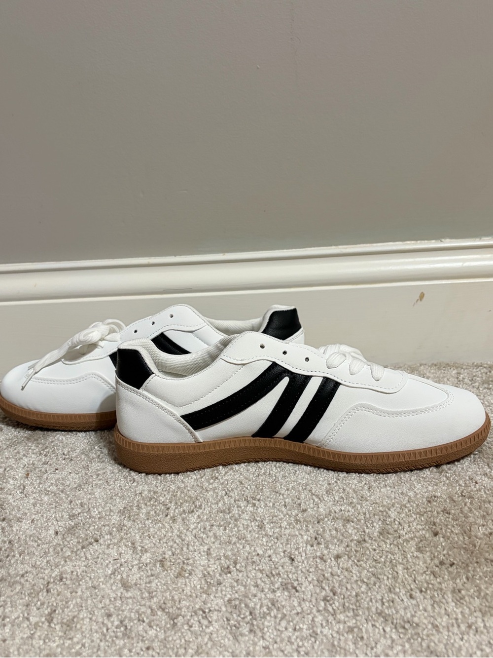 NWT. Women's White Sneakers with Black Stripes and Gum Sole. Size 41 - Picture 7 of 10